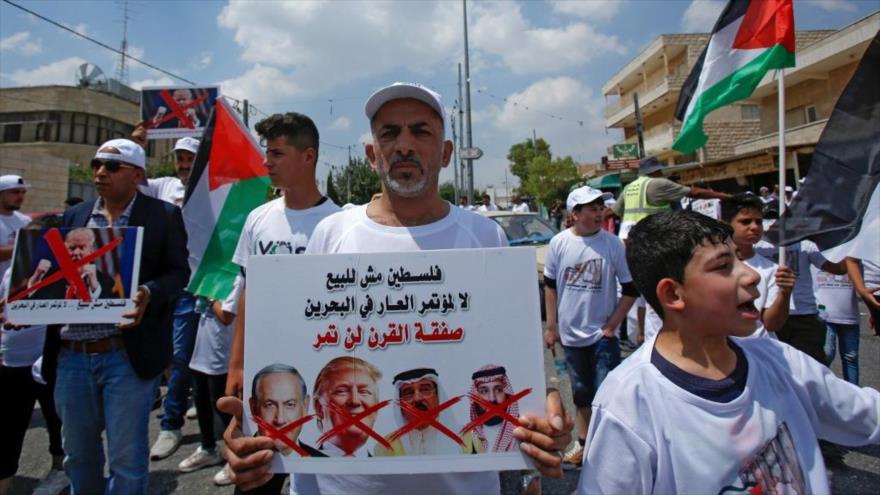 Palestinos participan en una protesta contra el acuerdo del siglo de EE.UU. en la ciudad de Beit Lahm (Belén), en la ocupada Cisjordania, 16 de junio de 2019.