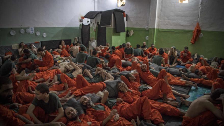 Terroristas detenidos del grupo extremista EIIL (Daesh, en árabe) en una prisión en la ciudad de Al-Hasaka, 26 de octubre de 2019. (Foto: AFP)
