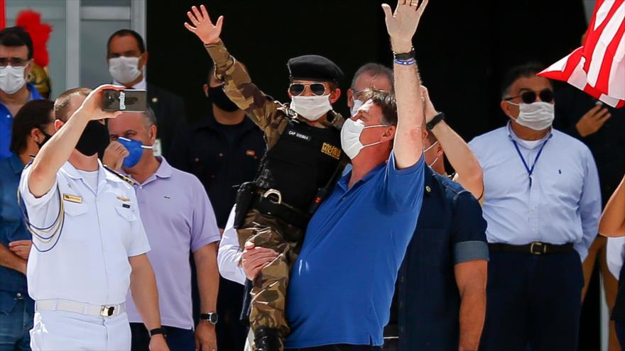 El mandatario de Brasil, Jair Bolsonaro, en una manifestación en Brasilia, 17 de mayo de 2020. (Foto: AFP)