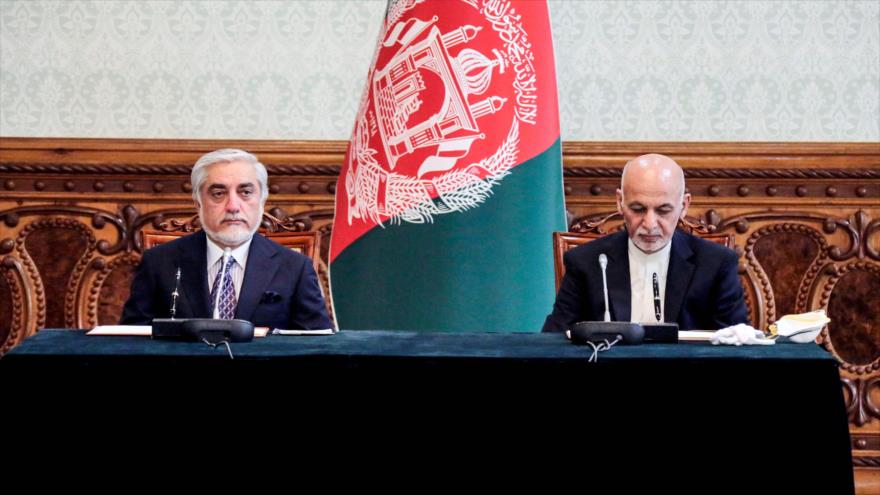 El presidente afgano, Ashraf Qani (dcha.), y su rival, Abdulá Abdulá, firman un acuerdo en Kabul, capital, 17 de mayo de 2020. (Foto: AFP)
