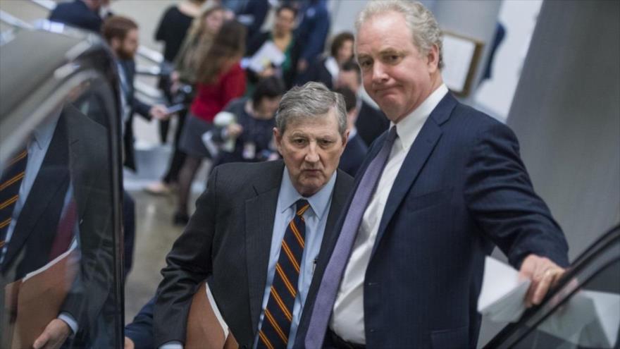 El senador republicano de Louisiana, John Kennedy, sube unas escaleras mecánicas junto a su par demócrata de Maryland, Chris Van Hollen.
