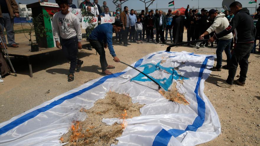 Palestinos queman una bandera israelí, Gaza, 30 de marzo de 2020. (Foto: Reuters)