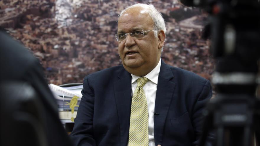 El secretario general de la Organización para la Liberación de Palestina (OLP), Saeb Erekat, habla con la prensa en Cisjordania, 3 de marzo de 2020. (Foto: AFP)