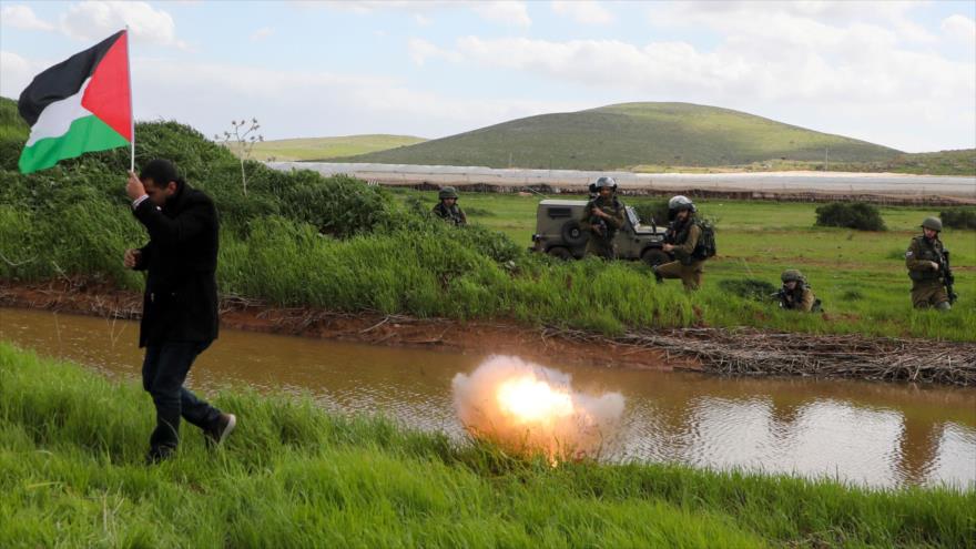 Los soldados israelíes disparan contra un palestino que participa en una protesta en el valle del Jordán, Cisjordania, 29 de febrero de 2020. (Foto: AFP)