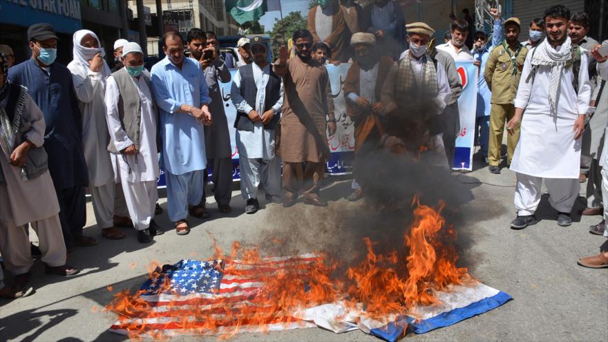 Vídeo: Paquistaníes queman banderas de EEUU e Israel