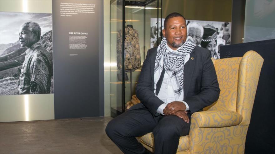 Zwelivelile “Mandla” Mandela, nieto mayor del fallecido expresidente y líder contra apartheid en Sudáfrica, fotografiado con un pañuelo palestino.