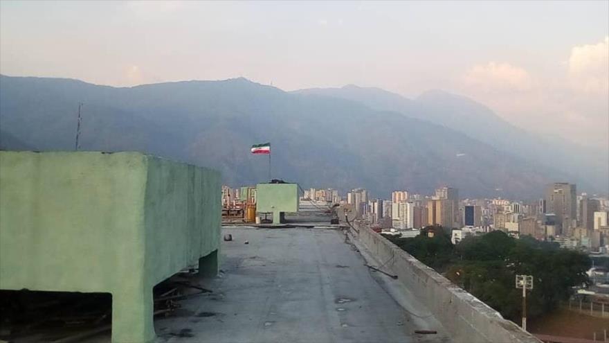 La bandera de la República islámica de Irán flamea en un edificio en Caracas, capital de Venezuela.