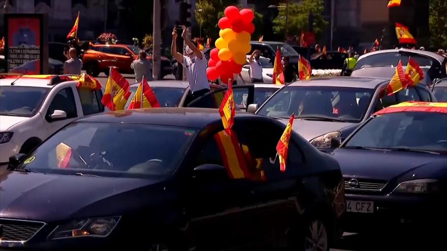 Españoles protestan contra gestión de Sánchez hacia coronavirus