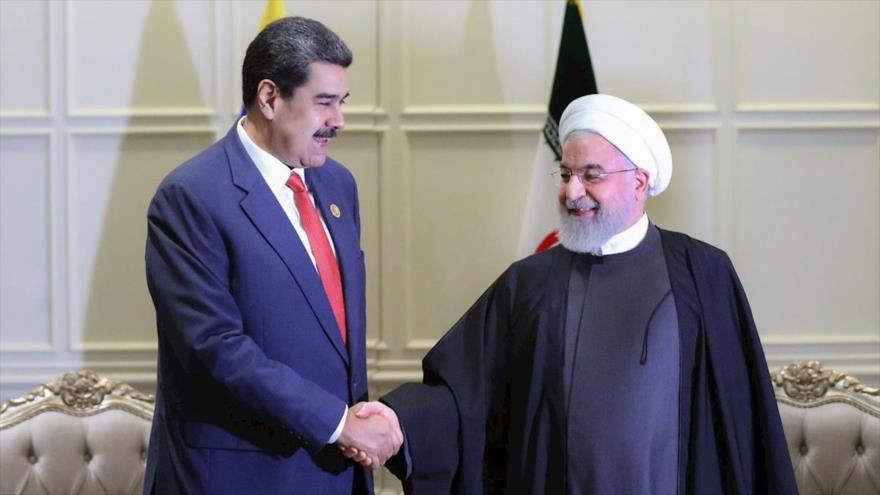 El presidente de Venezuela, Nicolás Maduro (dcha.) y su par iraní, Hasan Rohani.