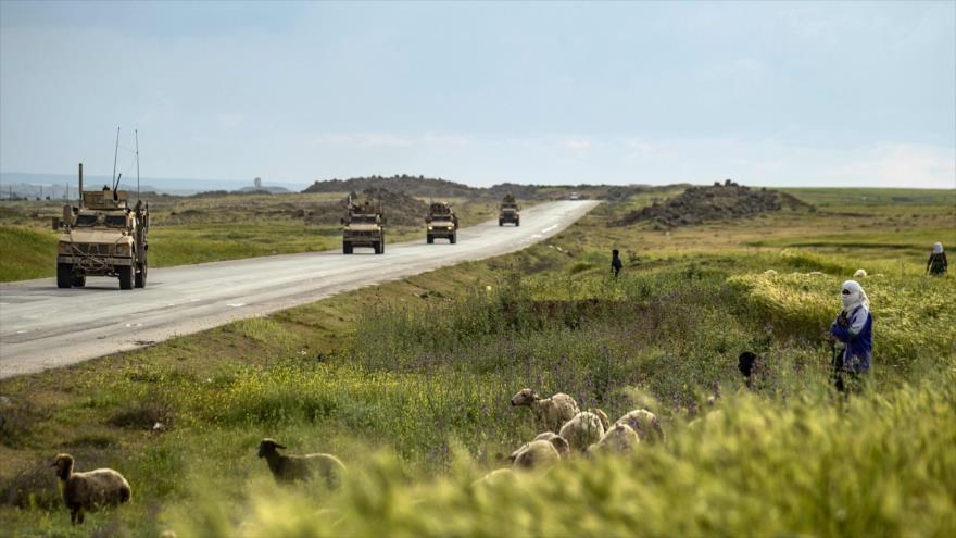 Un convoy militar de EE.UU. en la provincia siria de Al-Hasaka, 25 de abril de 2020 (Foto: AFP)