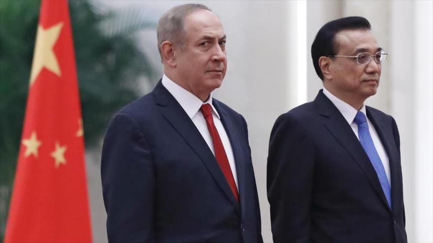 El primer ministro israelí, Benjamín Netanyahu, y su homólogo chino, Li Keqiang (dcha.).