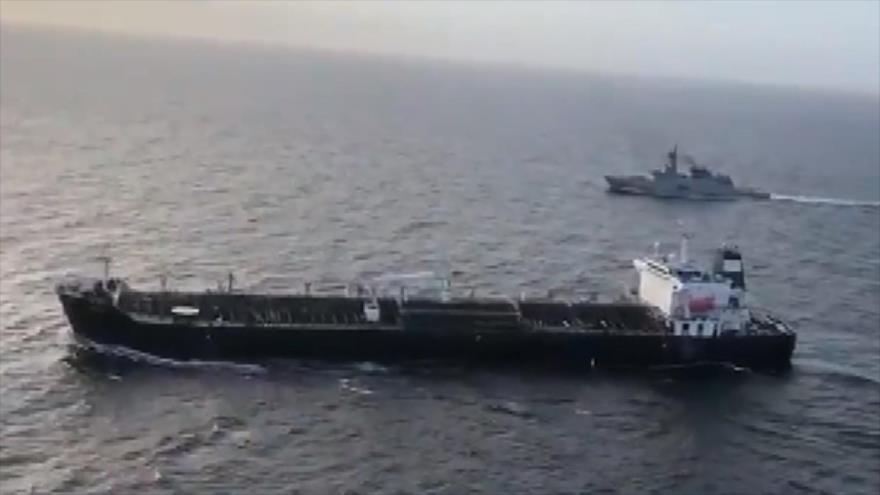 Armada venezolana da la bienvenida a buque cisterna iraní | HISPANTV