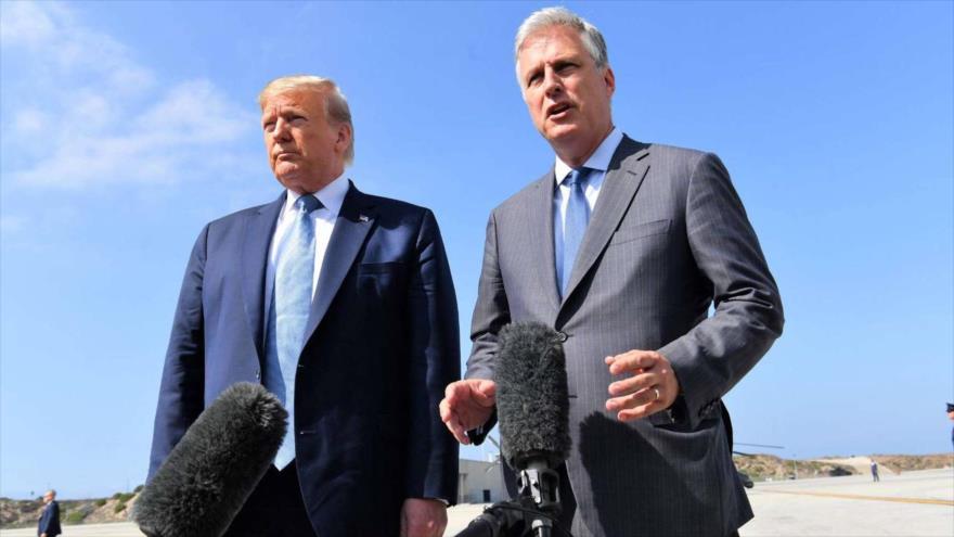 El presidente estadounidense Donald Trump (izda.) junto con el asesor de Seguridad Nacional, Robert OBrien, en aeropuerto internacional de Los Ángeles (California), 18 de septiembre de 2019.