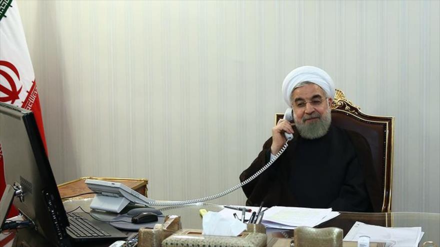 El presidente de Irán, Hasan Rohani, durante una conversación telefónica, Teherán, la capital.