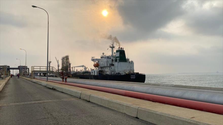 Venezuela publica imágenes de llegada del primer petrolero iraní