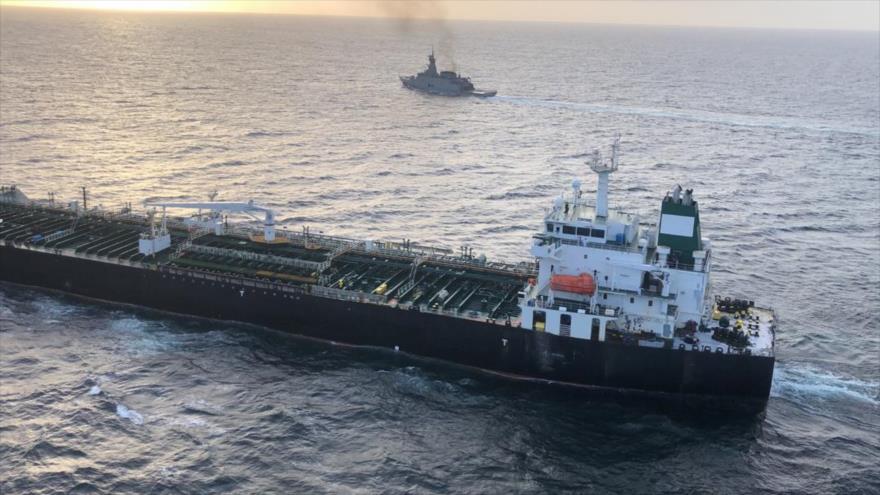 Un petrolero iraní escoltado por un buque de la Armada venezolana.