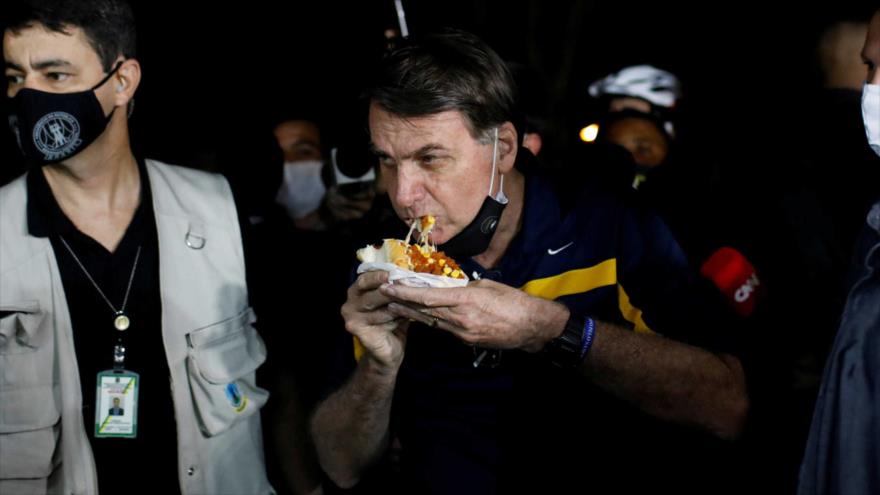 Vídeo: Bolsonaro come en la calle en medio de gritos de “asesino” | HISPANTV