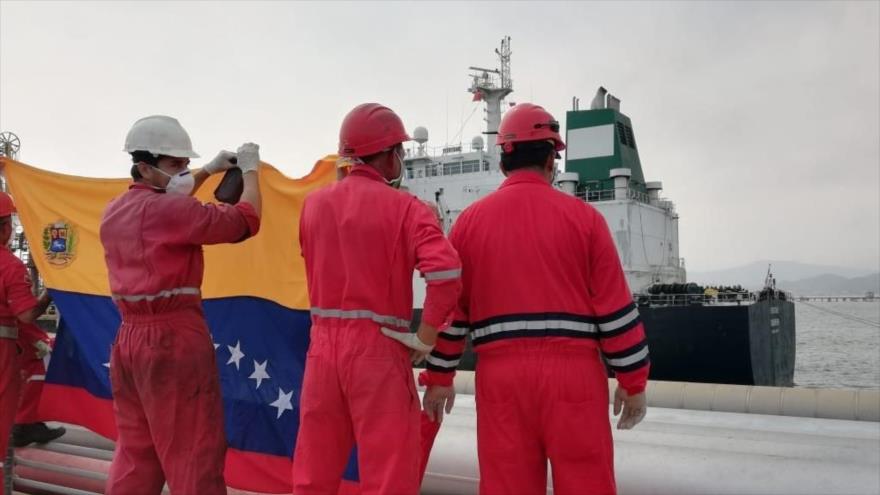Trabajadores de la refinería El Palito, situado en el estado venezolano de Carabobo, reciben al petrolero iraní Fortune, 25 de mayo de 2020.