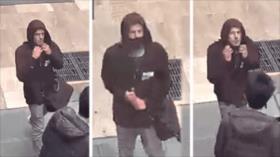 Golpean a pareja asiática en EEUU culpándola del brote de COVID-19