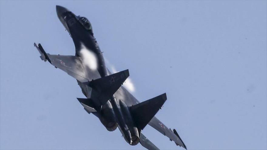 Vídeo: Cazas rusos se acercan a alas de un avión espía de EEUU
