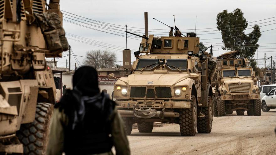 Un convoy militar estadounidense en la ciudad de Al-Qamishli, en la provincia siria de Hasaka, 12 de febrero de 2020. (Foto: AFP)