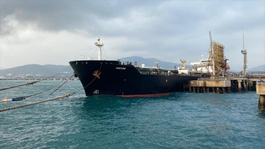El petrolero Fortune, con bandera de Irán, atraca en la Refinería El Palito, en el estado de Carabobo, norte de Venezuela, 25 de mayo de 2020. (Foto: AFP)