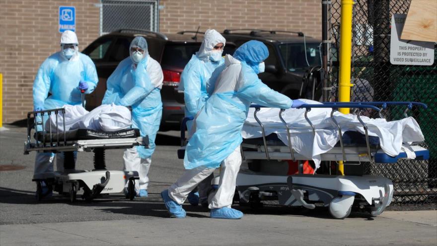 Los fallecidos por la COVID-19 son trasladados a un camión de refrigeración que sirve como morgue temporal, Nueva York, 6 de abril de 2020. (Foto: AFP)