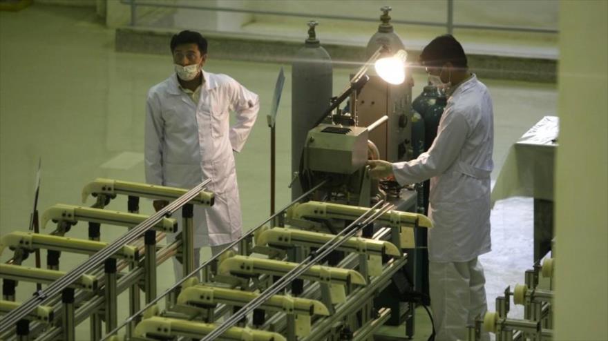 Técnicos iraníes en una instalación de producción de combustible de uranio para un reactor nuclear de agua pesada en las afueras de Isfahan.