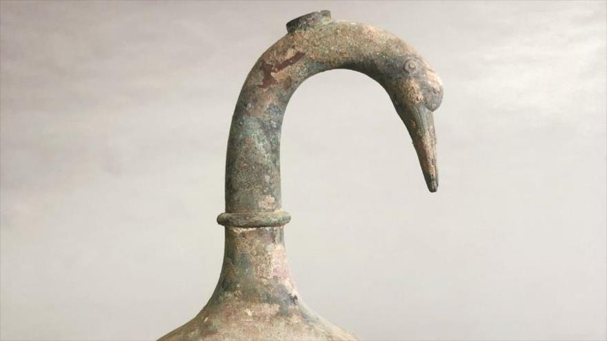 Los arqueólogos chinos hallaron una jarra de bronce con forma de cisne de 2 mil años de antigüedad con más de 3 litros de un líquido desconocido.