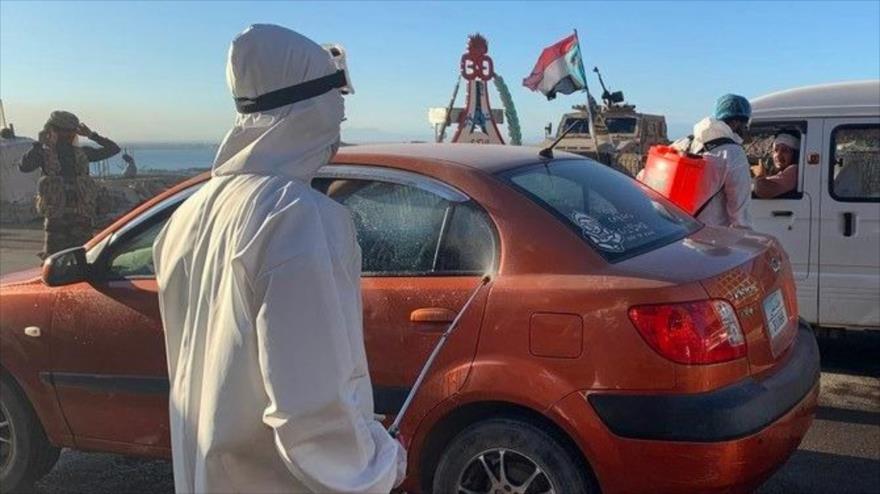 Trabajadores desinfectan los vehículos en un distrito de la provincia sureña de Adén (Yemen), en medio de la pandemia de COVID-19, 10 de mayo de 2020. 