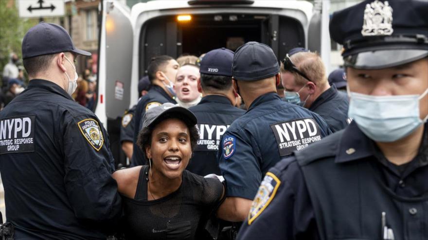 Policía detiene a decenas de manifestantes en protestas en EEUU | HISPANTV