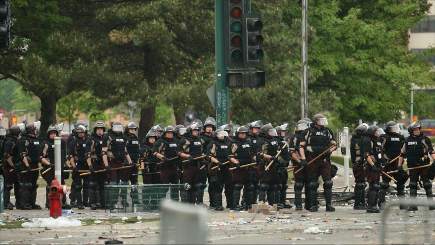 Agentes de Policía desplegados para reprimir protestas en Minneapolis, EE.UU., 29 de mayo de 2020. (Foto: AFP)