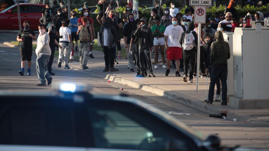 Los manifestantes estadounidenses protestan por el brutal asesinato del afrodescendiente George Floyd en Minneapolis, 28 de mayo de 2020. (Foto: AFP)