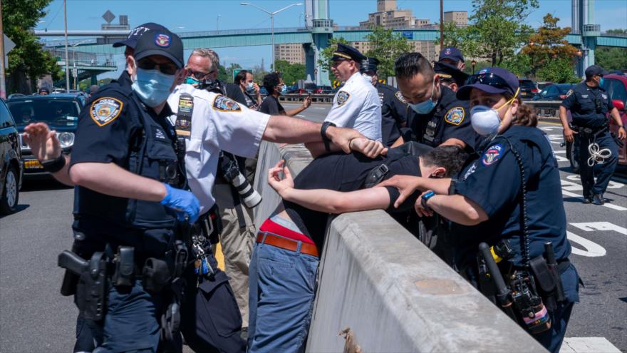 Brutal represión policial en EEUU deja un muerto y 700 detenidos | HISPANTV