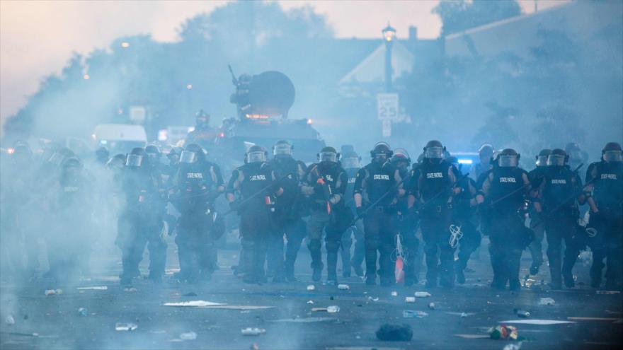 La Policía antidisturbios hace frente a manifestantes que piden justicia por el asesinato de George Floyd, Mineápolis, EE.UU., 30 de mayo de 2020. (Foto: AFP)