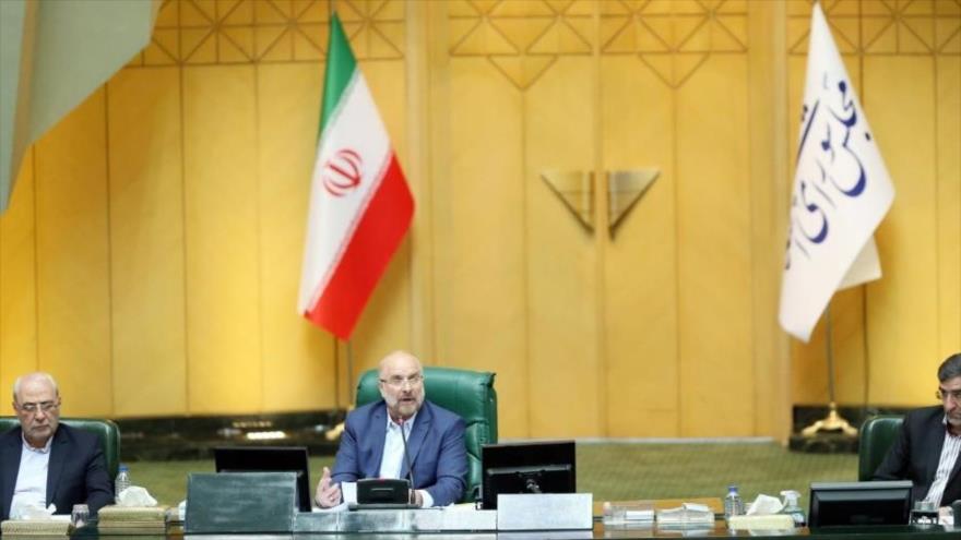 El presidente del Parlamento iraní, Mohamad Baqer Qalibaf, habla en una sesión plenaria del organismo en Teherán, la capital, 31 de mayo de 2020.