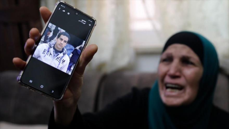 La madre de Iyad al-Halak, joven palestino que murió por los disparos realizados por la policía israelí en Al-Quds (Jerusalén), 30 de mayo de 2020. (Foto: AFP)