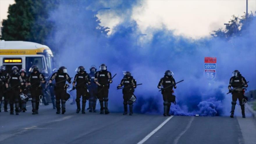 Equipo antidisturbios de Policía de EE.UU. se despliega en la ciudad de Mineápolis (norte), 30 de mayo de 2020. (Foto: AP)