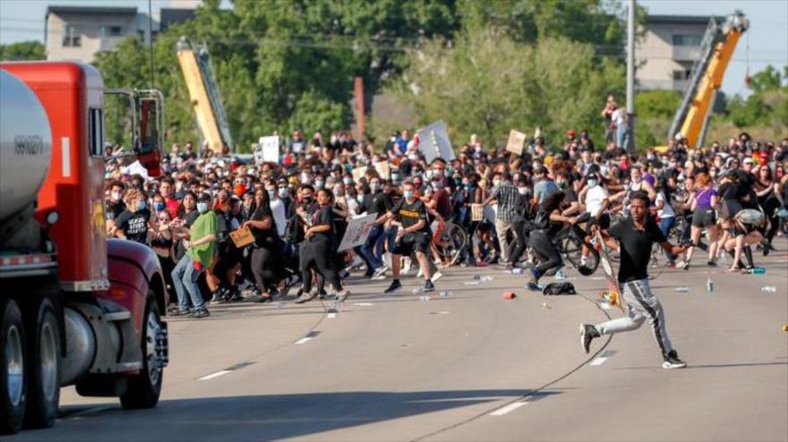 Un camión cisterna arremete contra miles de manifestantes durante una protesta contra la muerte de George Floyd en Minéapolis, 31 de mayo de 2020.(Foto: Reuters)