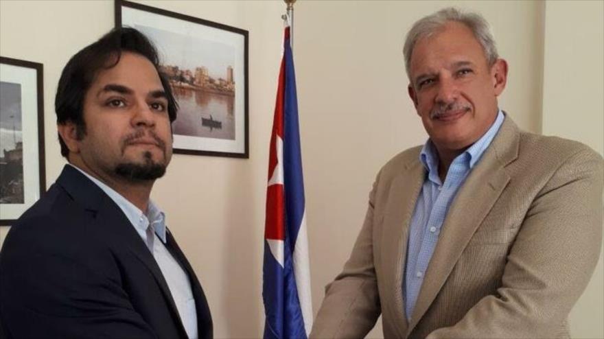 Alexis Bandrich Vega, el embajador de Cuba en Irán (dcha) y Hadi Jansari, el presidente de la Asociación de Amistad Irán y Cuba.
