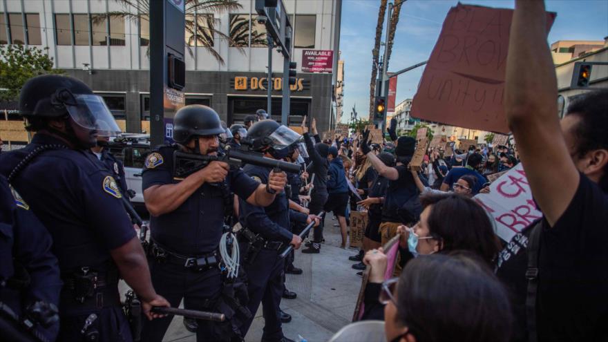 Policía de EE.UU. toma posición apuntando hacia la multitud congregada en el centro de Long Beach por asesinato de Floyd, 31 de mayo de 2020. (Foto: AFP)