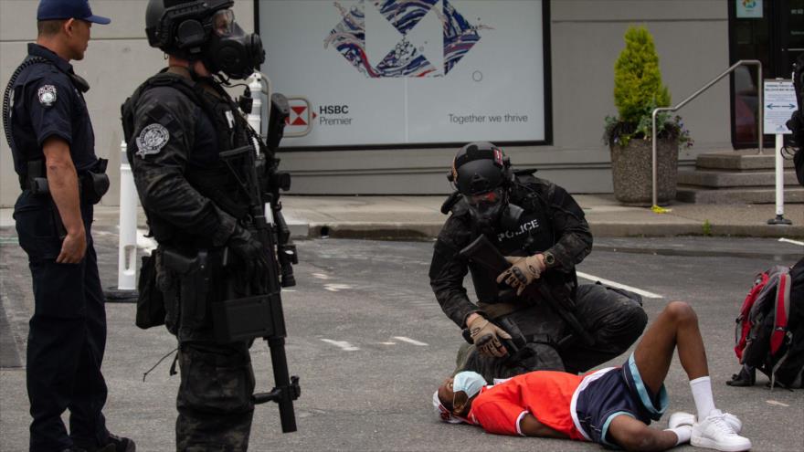 Policías detienen a una persona cerca del centro comercial Bellevue Square, Washington D.C., 31 de mayo de 2020. (Foto: AFP)