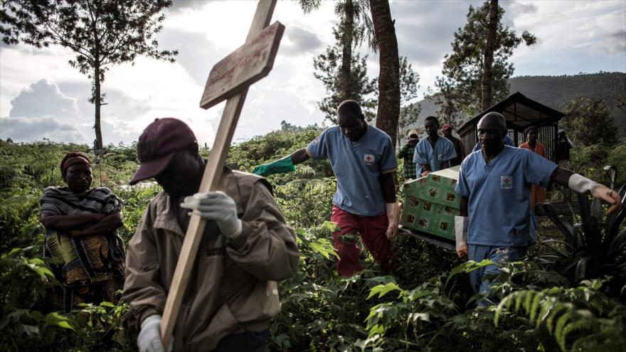 Trabajadores de la salud del Congo llevan el ataúd de una víctima del virus del Ébola en Butembo, 6 de mayo de 2019. (Foto: AFP)