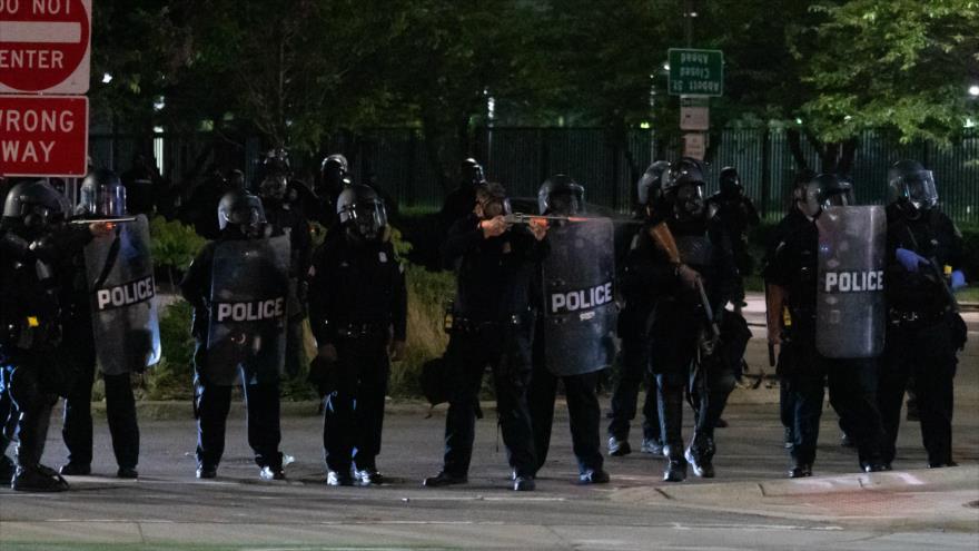 Agentes de la Policía de EEUU apuntan contra los manifestantes en la ciudad de Detroit, 30 de mayo de 2020.