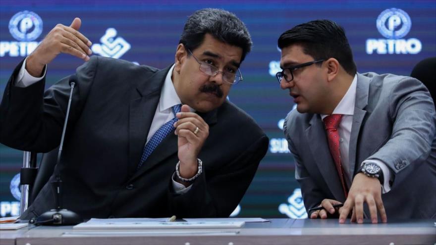 El mandatario venezolano, Nicolás Maduro (izda), habla con el presidente de la Superintendencia de Criptoactivos, Joselit de la Trinidad Ramírez Camacho.