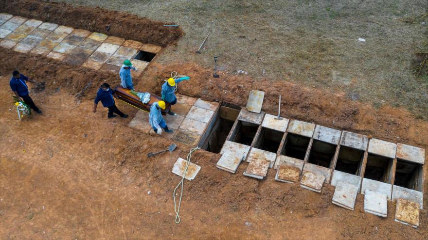 Entierran a los muertos por el nuevo coronavirus en la ciudad de Fortaleza (Brasil), 7 de mayo de 2020. (Foto: AFP)
