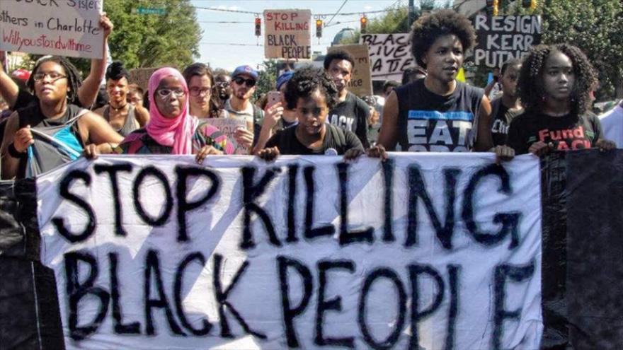 Un grupo de manifestantes en EE.UU. porta pancarta con el lema ‘Paren asesinatos de personas negras’ en señal de rechazo a la muerte de George Floyd.