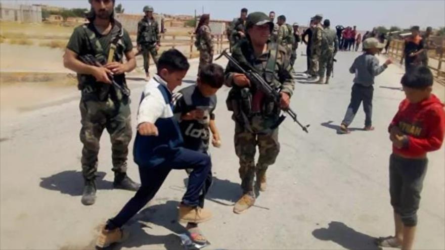 Vídeo: Niños sirios impiden paso de convoy de EEUU en Al-Hasaka
