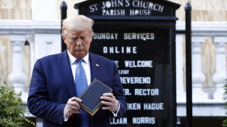 Trump reprime una marcha pacífica para hacerse una foto con Biblia