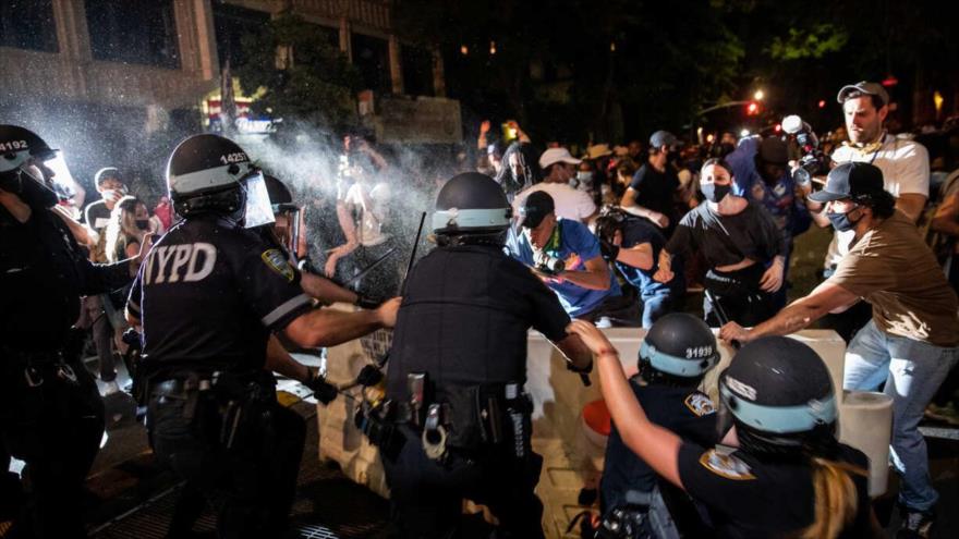 La Policía se involucra en choques con los manifestantes en una protesta por George Floyd, Brooklyn, Nueva York, 30 de mayo de 2020. (Foto: Reuters)